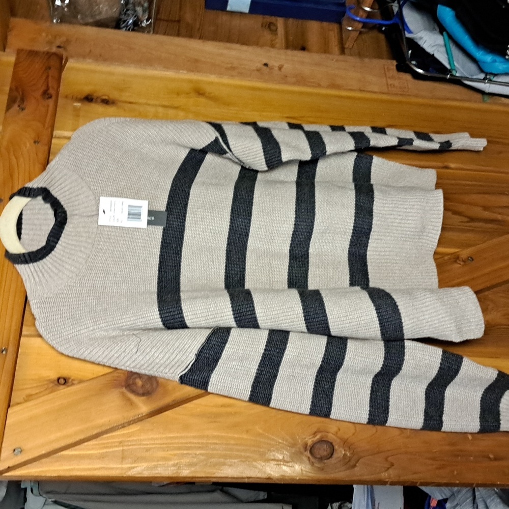 FLASH SALE Violet & Roses sweater L ptp 24" /
